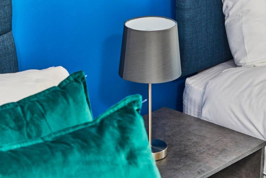 New - The Chique Scandic Cambridge Abode - Parking Eksteriør billede